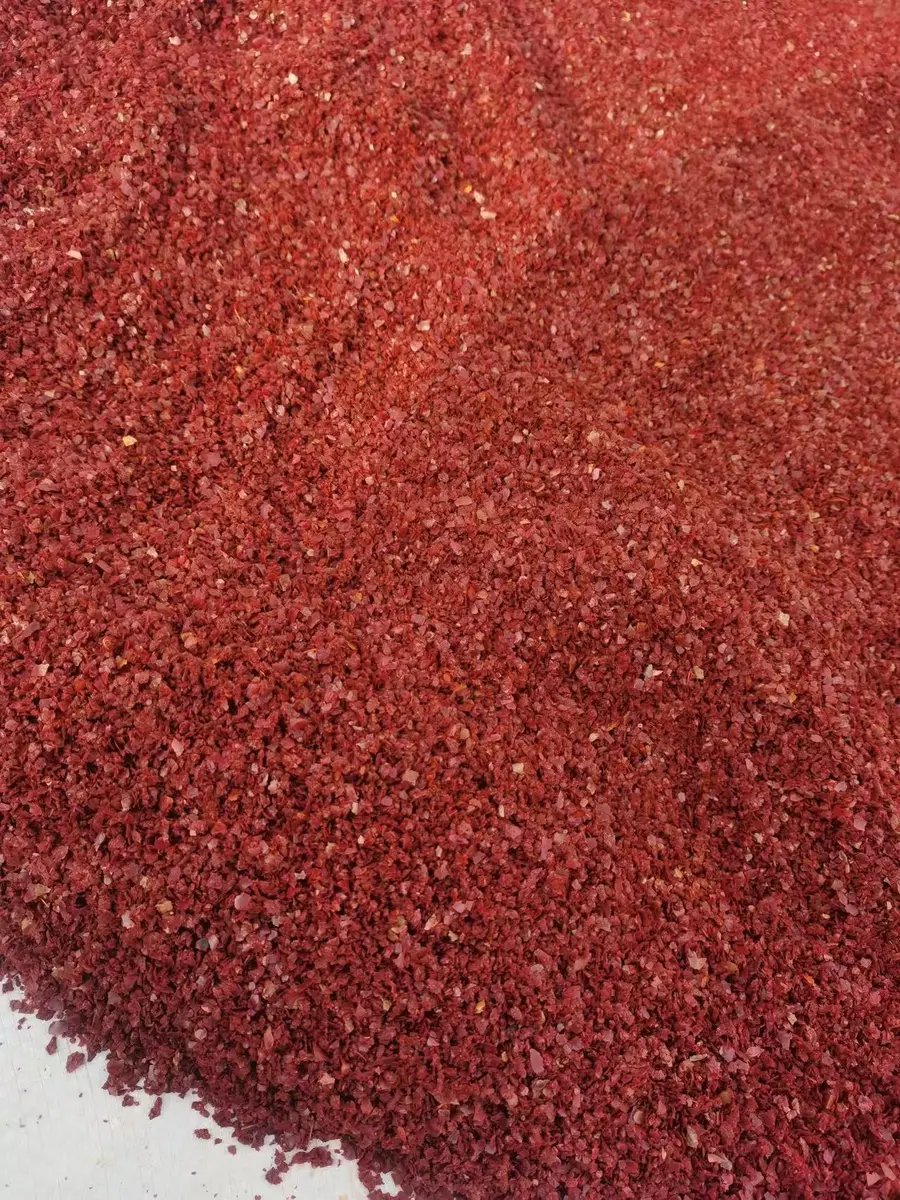 Red paprika flakes with controlled particle size